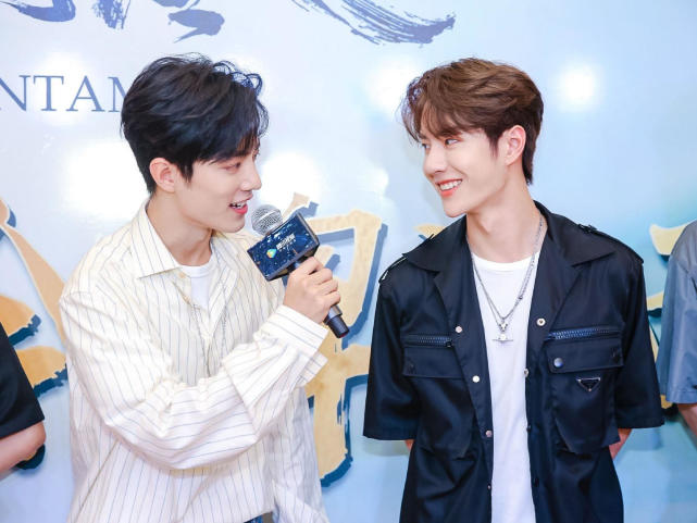 肖战和王一博再合体同样的白t搭配居然都这么帅