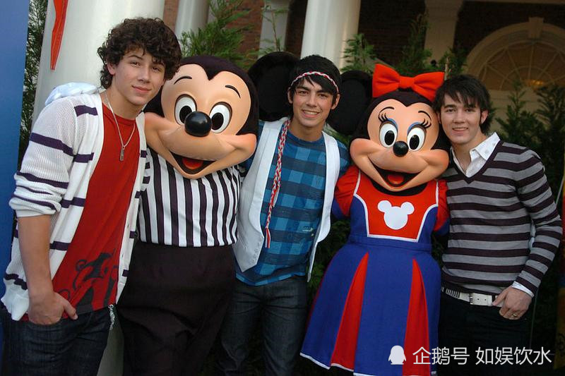 吃醋的比伯很搞笑 海莉自曝偶像不是他 那就把他们印衣服上