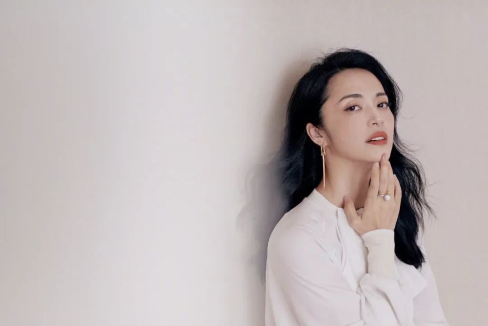 42岁海清同框39岁姚晨!同穿雪纺衬衫,相差3岁气质大不同