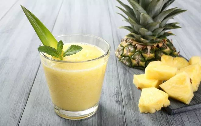 若天生对菠萝过敏,出现症状后应立即停止食用,采取相应措施.