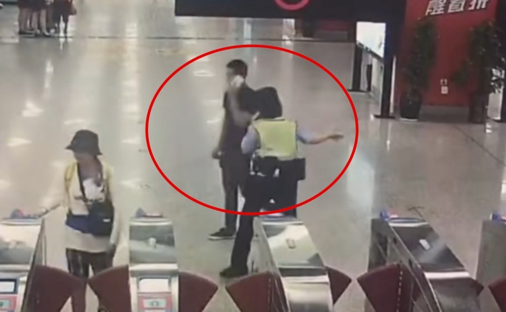 神来一脚!逃犯地铁站内仓皇逃窜 乘客见状默默伸出"扫堂腿"