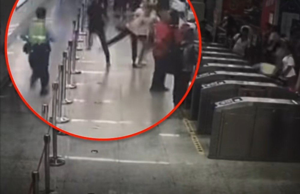 神来一脚!逃犯地铁站内仓皇逃窜 乘客见状默默伸出"扫堂腿"