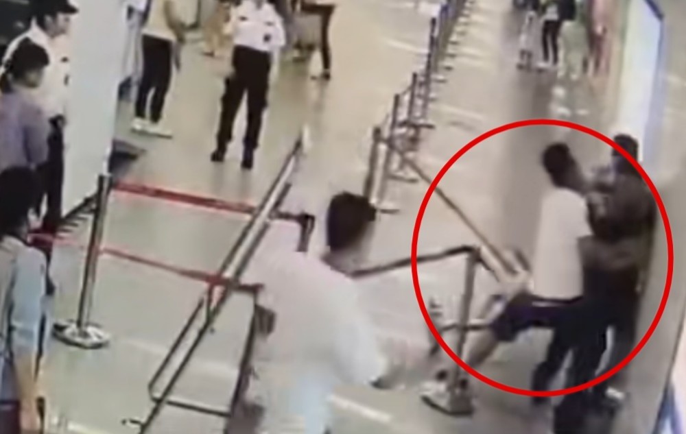 神来一脚!逃犯地铁站内仓皇逃窜乘客见状默默伸出"扫堂腿"