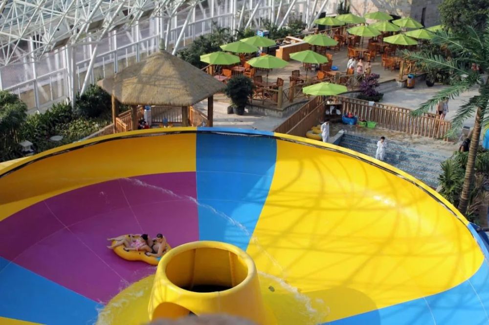 先在热身池里让全身温暖起来 稍往里走 就是一座孩子的专属乐园 水上