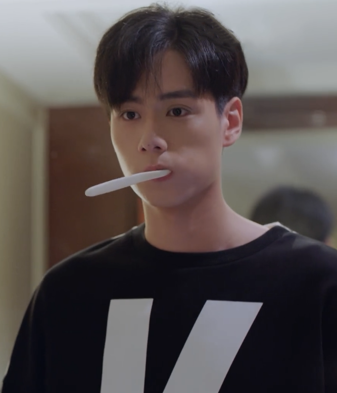 韩商言和朋友通宵,佟年去找吴白聊天,打开门时差点笑出声