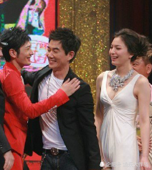 任贤齐最尴尬的一瞬间就是"扇子门"事件了,当时任贤齐,黄晓明和马瑞蔓