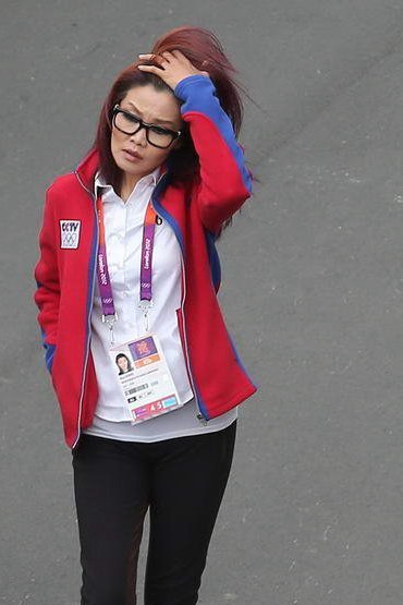 再惹争议!冬日娜戴墨镜采访被批不尊重选手,至今41岁还没结婚