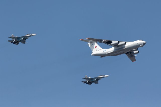 海军节阅兵彩排上,"蓝色43"号苏-30sm与伊尔-78m组队的画面.