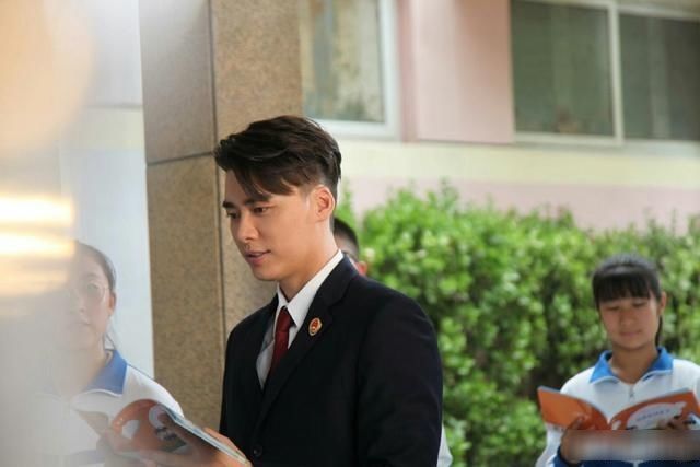 青春需要温暖 李易峰一身正装来袭 网友 史上最帅检察官