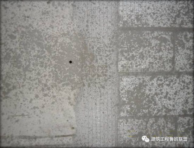 13抹灰层厚度超过35㎜的部位,中间增加钢丝网.