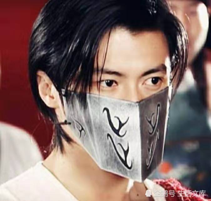 萧炎:我戴面具很丑,花无缺:我戴面具更丑,他:两位都坐下