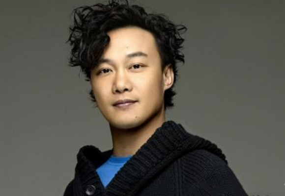 陈奕迅微博粉丝两千万 却仅关注了这一位唱作歌手 网友 有眼光