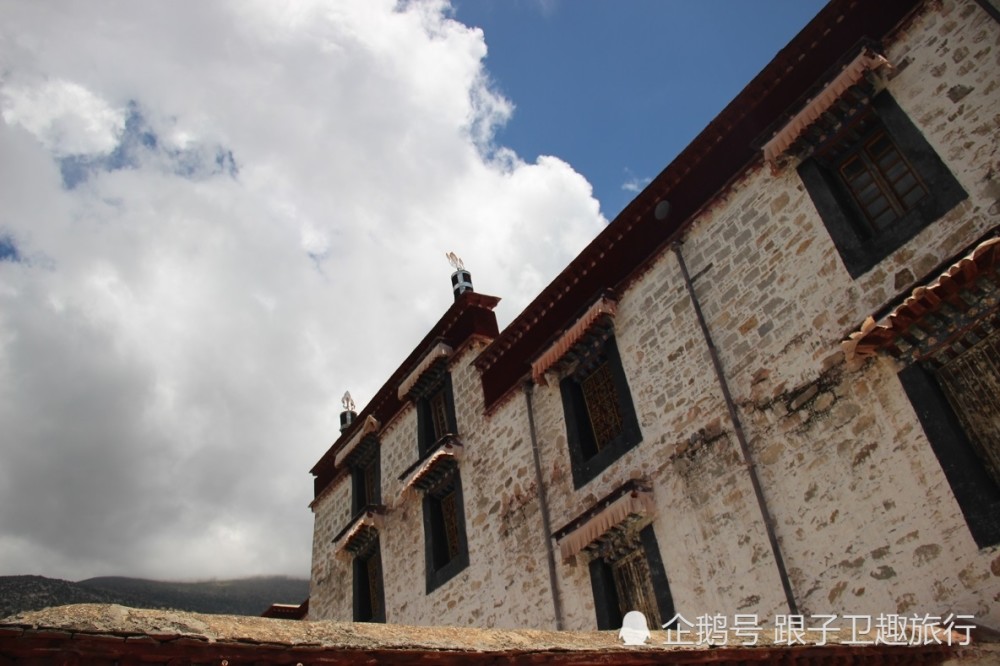 拉萨规模最宏大的寺院,坐落在根培乌孜山南坡的坳里