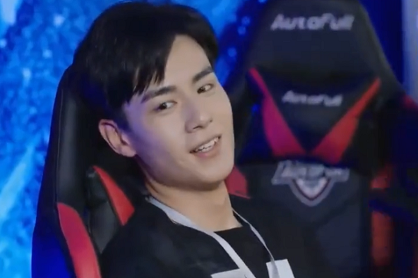 亲爱的韩商言kk战队夺冠亮出中国国旗那一刻全场沸腾了