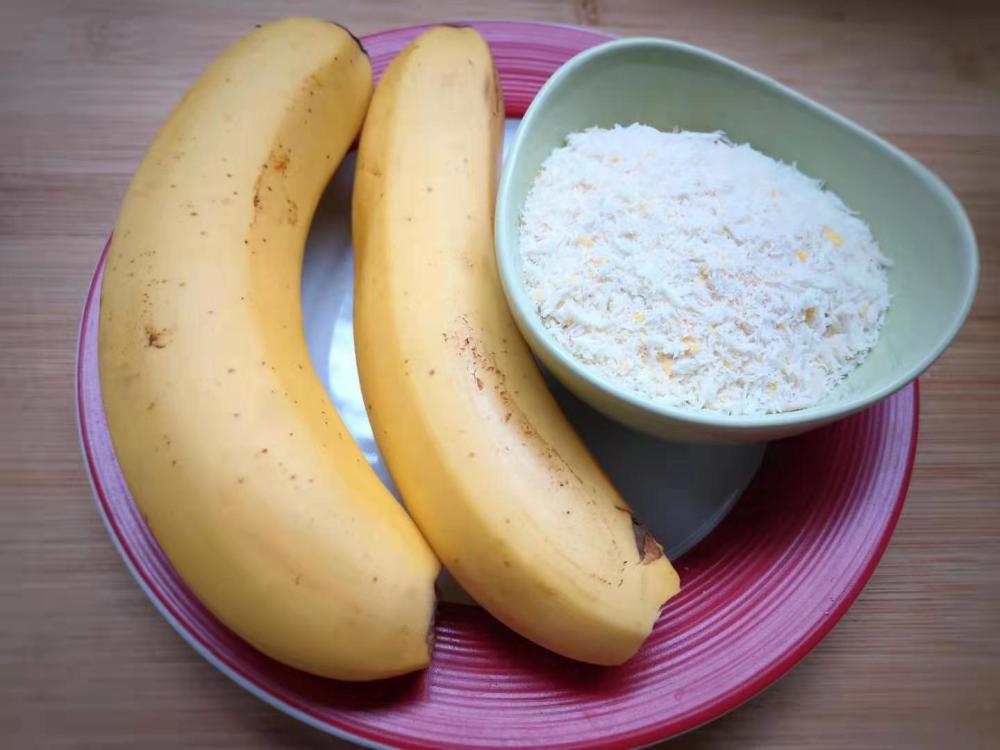 食材:香蕉2根,面包糠适量,酸奶适量,牙签适量.