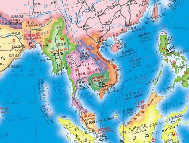 "中南半岛"的地形特征:山河相间呈南北纵列分布,地势北高南低