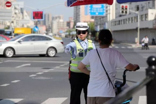 明明是90後,兩位女輔警換崗以