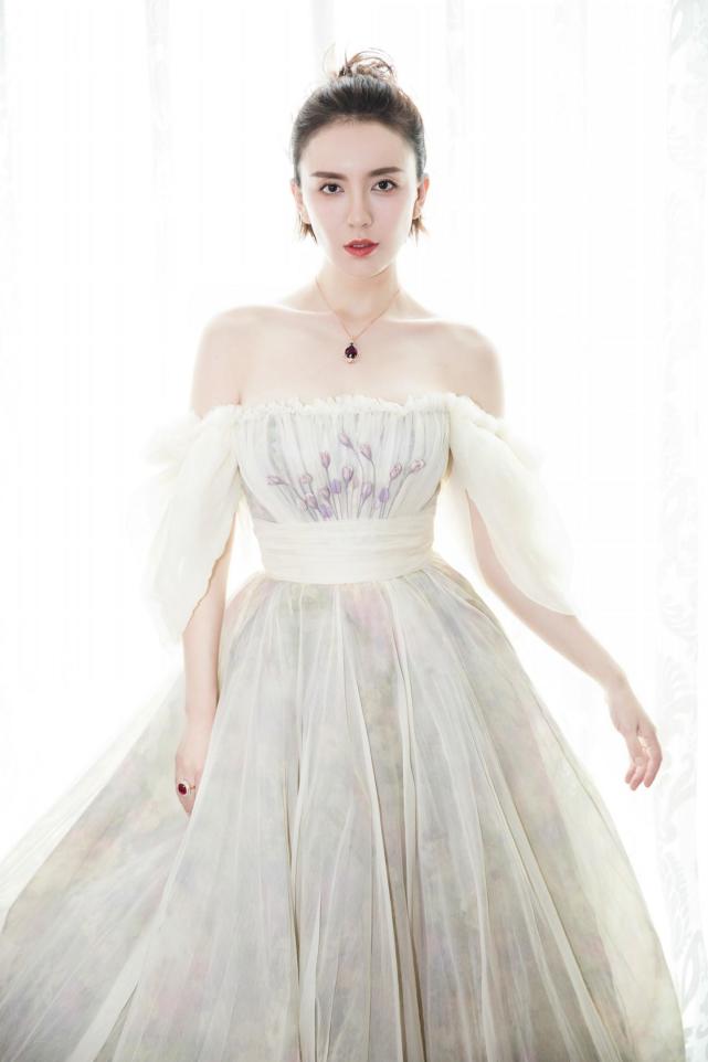 女演员吕佳容在微博发文:"谢谢你的快递,不管是不是七夕礼物我都好想