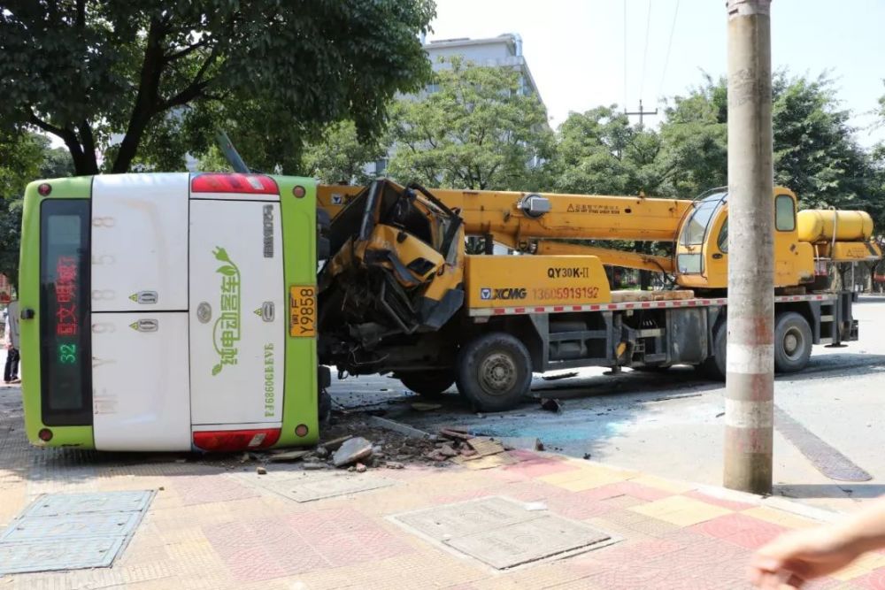 福建公交行駛中突遭意外 被重型吊車瞬間頂翻