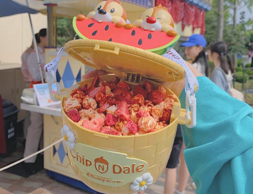 迪士尼草莓味爆米花 130元一桶 里面真的有大颗草莓