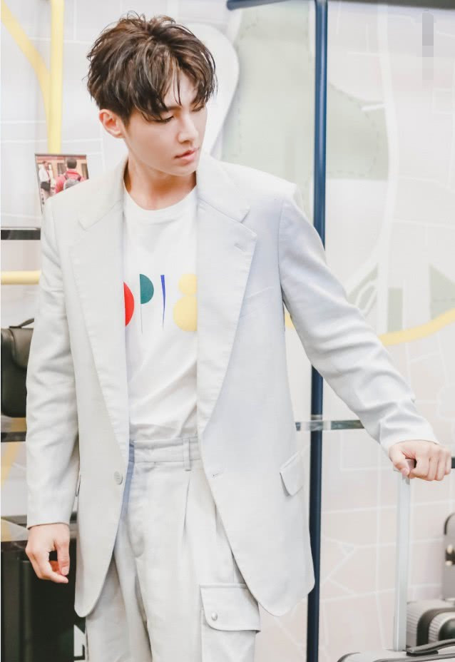 不老男神炎亚纶,穿浅灰色西装搭配工装裤,34岁活成20的小伙