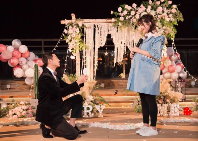 姜潮麦迪娜庆结婚纪念日,姜潮手持结婚证亲吻老婆,麦迪娜披婚纱好美