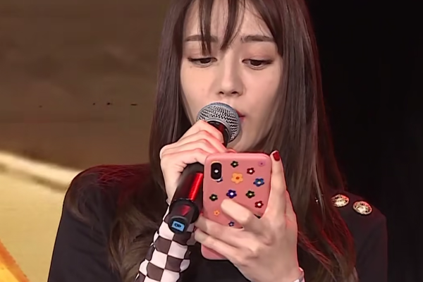 极挑:热巴看手机唱歌时,谁注意后面的小物品了?网友:小仙女