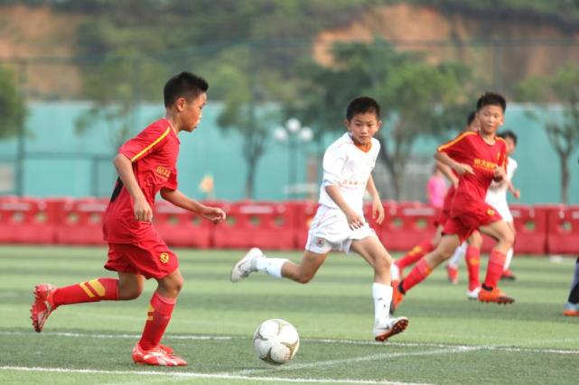 小球员每年踢50场比赛,恒大足校以赛带练获考生青睐!