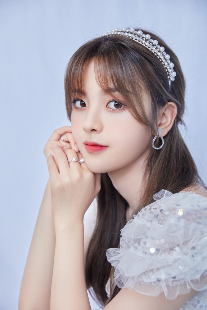 杨超越穿小白裙录制节目头戴珍珠发箍美成了小公主