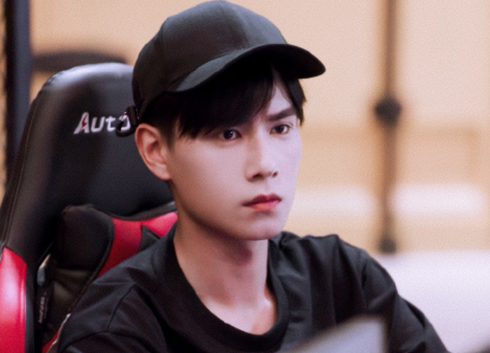 吴白为什么喜欢带帽子?原因竟和艾情有关,得知后网友:心疼