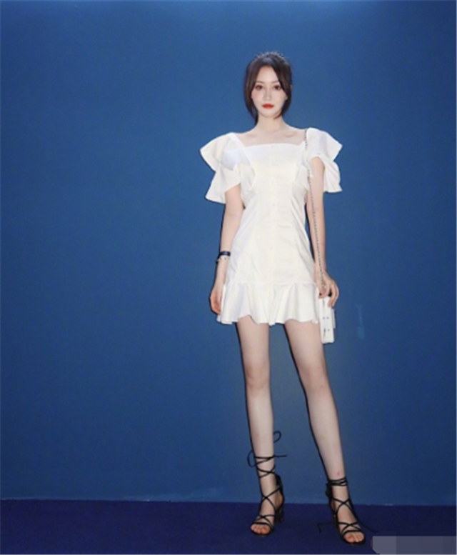 卢本伟被商家做广告,赵梦玥气得大骂:我没有名字吗?为什么写他