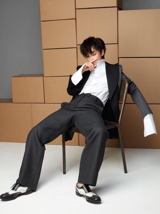 李冰冰8月刊封面大片释出,解锁短发男装