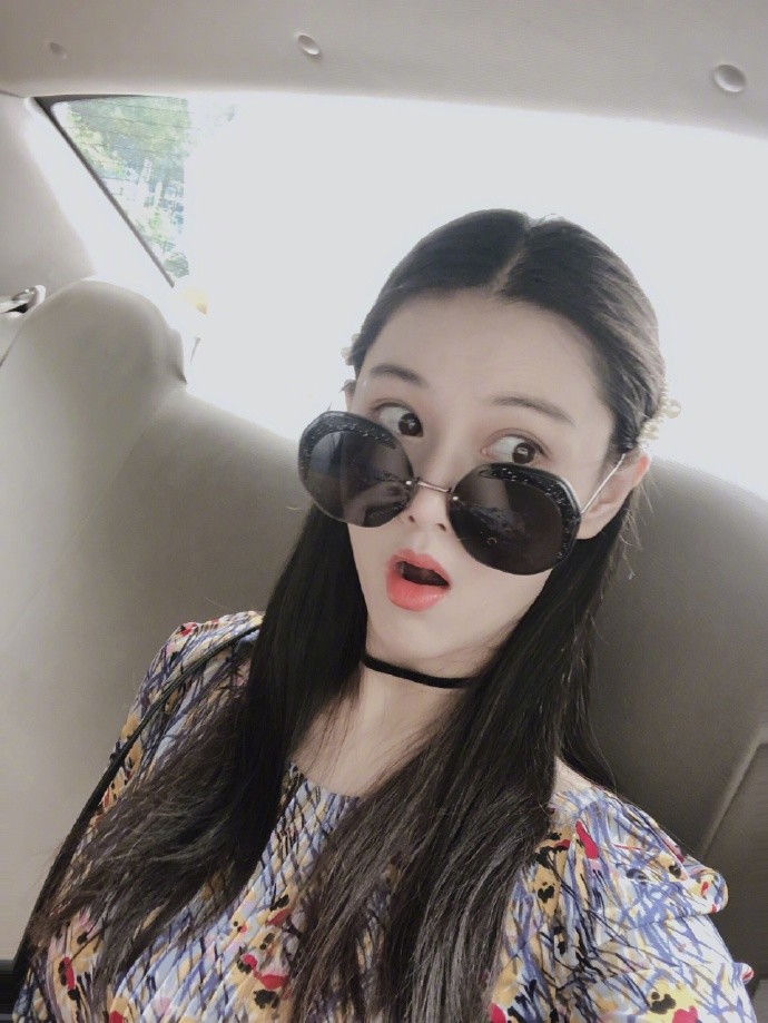 张馨予和迪丽热巴同框 却因剪了易烊千玺同款发型 显得更胜一筹
