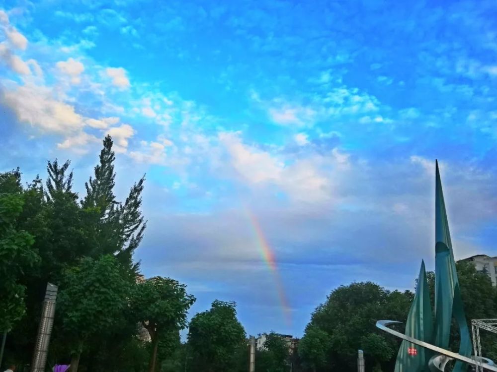 昨日風雨過後洪雅天空驚現彩虹