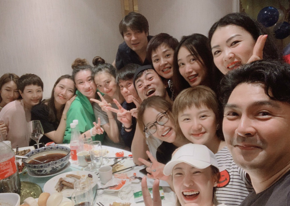 朱孝天妻子韩雯雯晒聚会照 灰色短袖低调 减龄丸子头显露少女肌