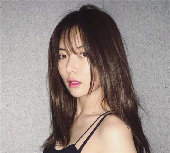 泫雅在家全素颜录视频,和狗狗贴脸卖萌,力证自己没有化妆