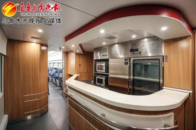 小编顺道带你们再参观一下驾驶室复兴号的到来让