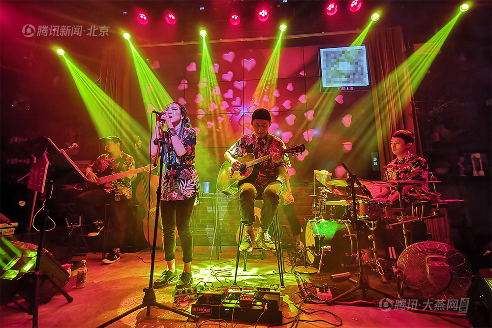 不想在三线小城耗完一生90后小伙组建乐队在国贸酒吧卖唱