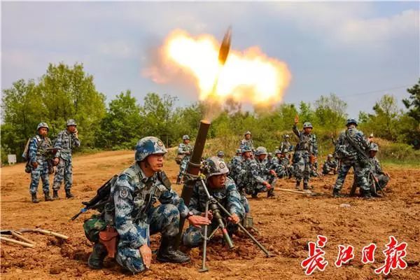 關注八一獻禮致敬高溫下練兵備戰的駐漢官兵