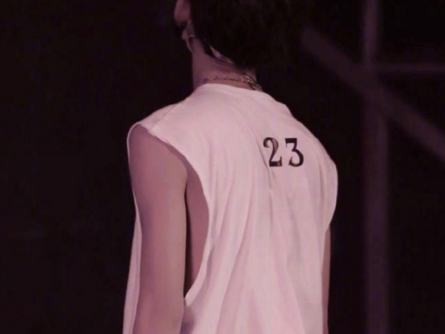 赌两包辣条,这四位男明星背影你认不出黄明昊,真爱粉也不行!