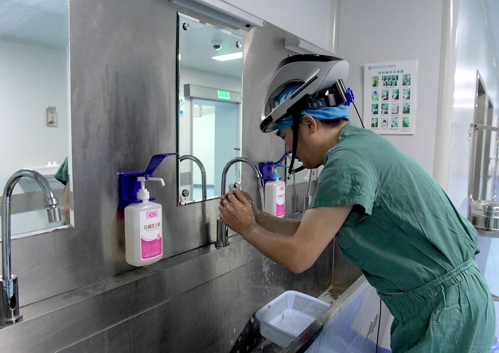 2019年7月31日中国河南省传染病医院普外科医生冯秀岭在手术前洗手