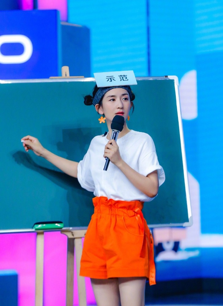 谢娜白t配橘色短裤 活力可爱似少女 身形更是只有杜海涛的一半