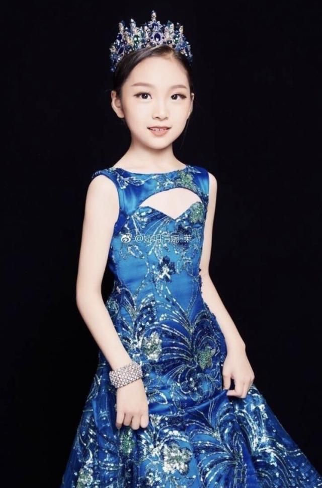 范冰冰复出艰难,如今力推堂妹,九岁的范朵朵化浓妆引热议