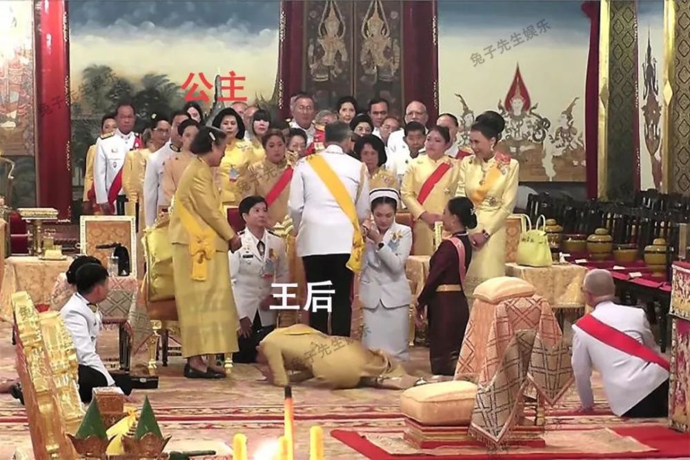67岁的泰国国王今年刚举行加冕仪式,他刻意复制了父亲"拉玛九世"的