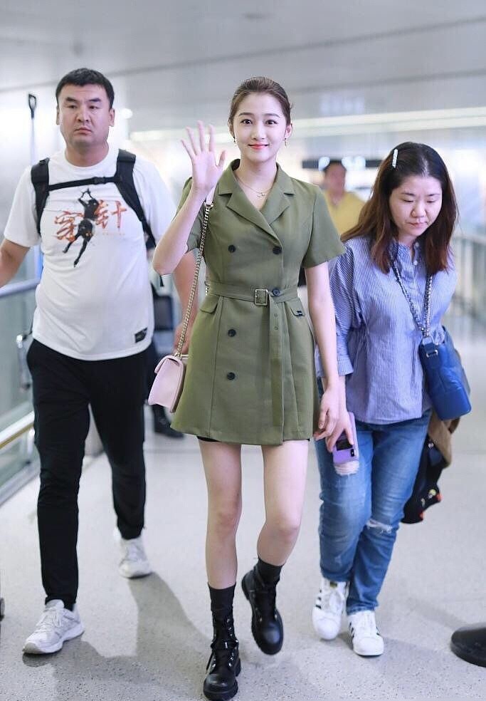 关晓彤机场精修照竟不如路人抓拍生图 造型太显上半身壮