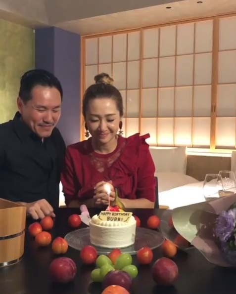 40岁生日二人世界关心妍与老公甜蜜咀嘴