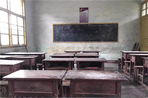 经过"百千万工程"的改造,排不道小学的旧教室变成了宽敞明亮的图书室.