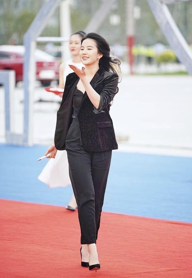 刘亦菲近照曝光发福明显,"玉女"变大妈,网友:眼睛都胖小了