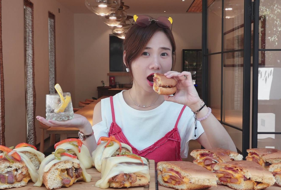 大胃王花1万元买只"大龙虾",整整15斤,结果一口肉都没吃到