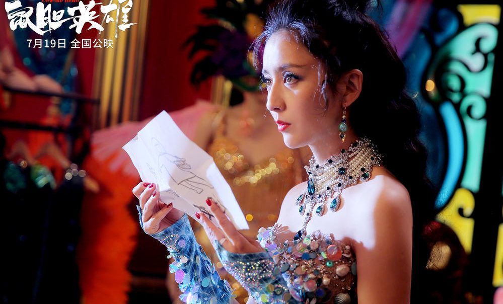 佟丽娅首次尝试液态裙就火看着很有魅力却很少有人能驾驭